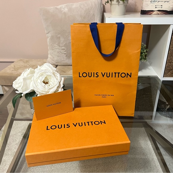 Small Louis Vuitton Magnetic Gift Box Set - Picture 1 of 16